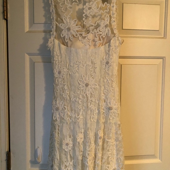Wedding dress - Picture 3 of 8